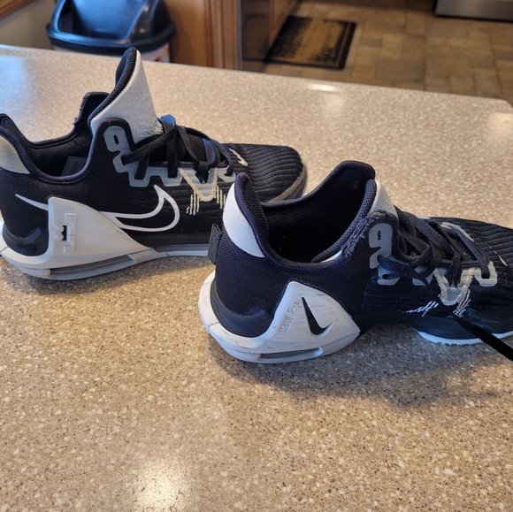 Mens LeBron Witness 8.5 - Picture 4 of 9